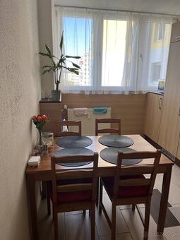 Masivny jedalensky stol a 4 stolicky