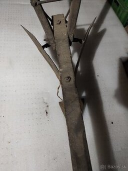 Starý drevený konský pluh