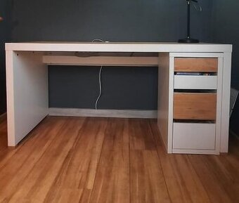 písací stôl a kancelárske kreslo