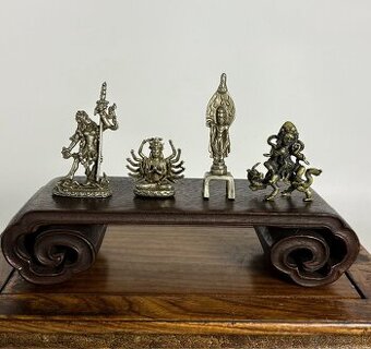 4 starožitné Tibetské bronzové sošky na originálnom drevenom