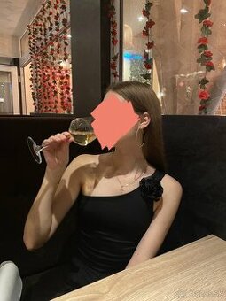 Čierna elegantná tielka na jedno rameno, veľkosť S-M