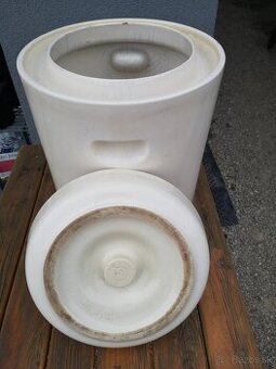 Starý kameninovy sud - dekorácia