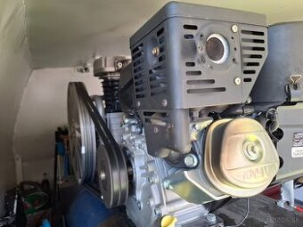 Kompresor-poháňaný benzínovým motorom.