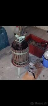 Preš plus sklenené nádoby -vyroba vína