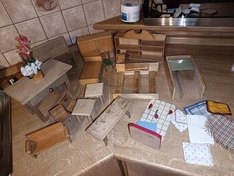 Starý nábytok pre bábiky.