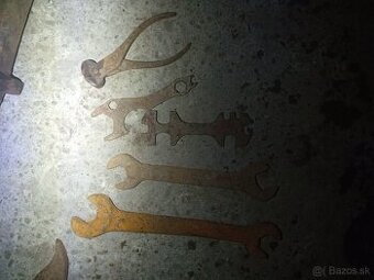 Nástroje do lesa.tabulka