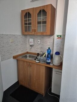 Kuchynská linka s prietokovym ohrievačom