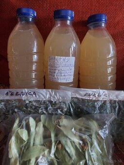 Jablčný ocot a liečivé bylinky.