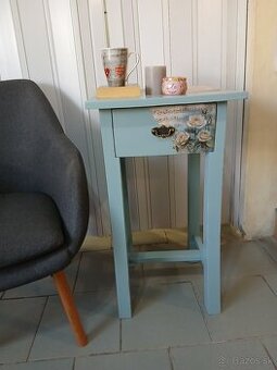 Pastelový príručný stolík