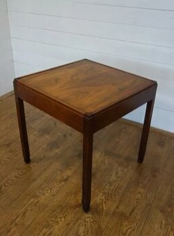 Stolík štvorcový konferenčný ( 115 ).