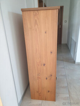 skriňa z kvaliného reva