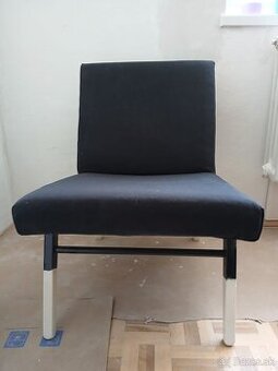 Zaujímavé čierne kreslo s "ponožkami" na nohách – len 9 €