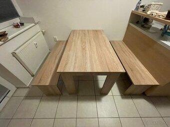 Kvalitny jedalensky stol s lavicami vo vybornom stave