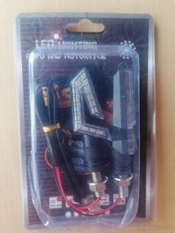 LED smerovky + klaksón.