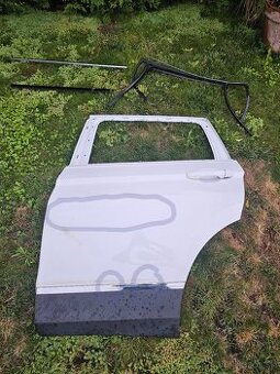 VW Tiguan dvere poškodené