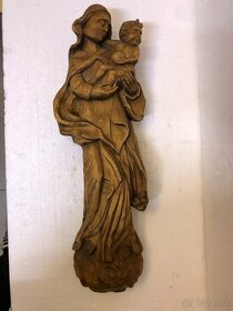Stará krásna veľká drevená socha Madonna s dieťaťom