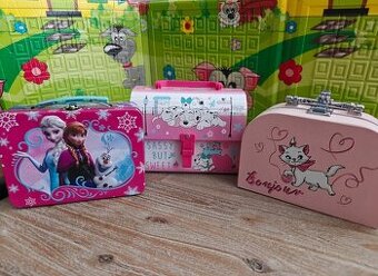 Kufríky a rôzna bižutéria pre malé parádnice + postelné