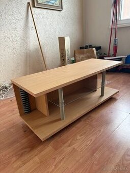 Stôl pod televízor
