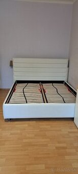 Predám 2 ročnú manželskú postel s roštami