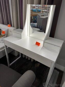 Toaletný stolík s osvetlením