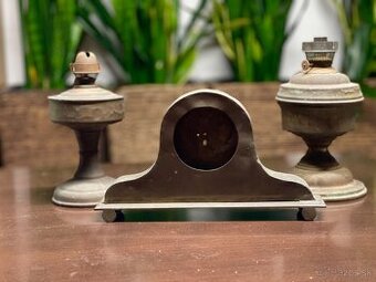 Stare petrolejky a torzo krbovych hodin