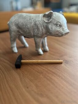 Prasiatko šporkasa / pokladnička s kladivkom na rozbitie