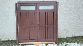 Drevená garážová brána