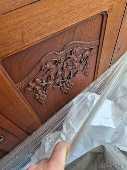 Starožitnost. Vitrína. Motív vinič