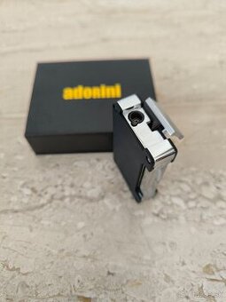 Adorini čierny zapaľovač na cigary