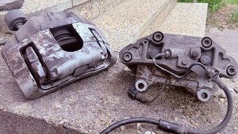 Predné brzdové strmene