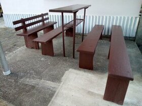 Masívne lavice a stôl