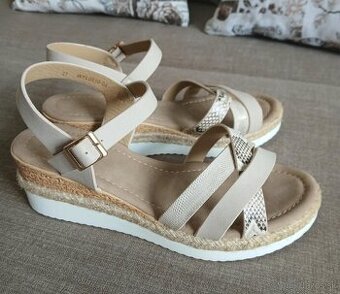 Sandále na platforme, Clara Barson, veľ.37