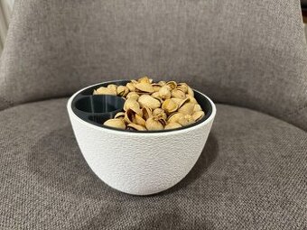 Miska na pistácie so zásobníkom na škrupiny
