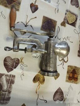 Československý mlynček na mäso.