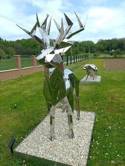 Socha jeleňa z nehrdzavejúcej ocele.