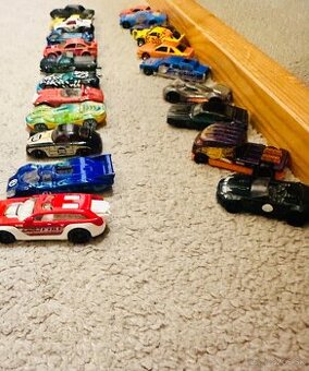 Autíčka Hot Wheels 22ks