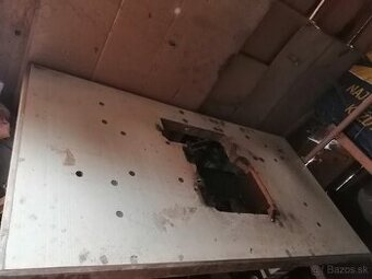 stoly zo šijacích strojov