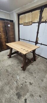 Masívny jedálenský stôl