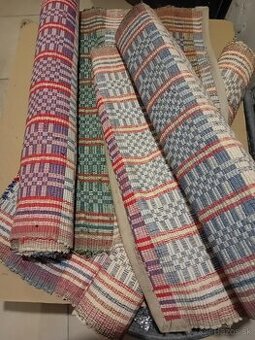 Tkané staré koberce a látky na šitie