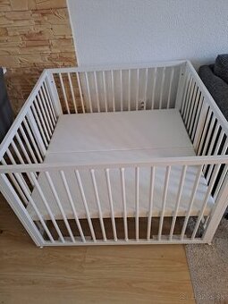 Biela ohradka na kolieskach