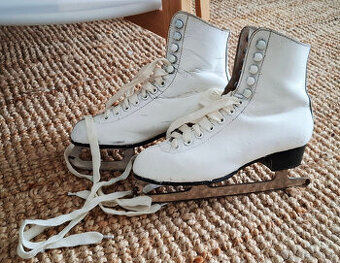 Predam dievčenske ĺadove korcule velkost 32