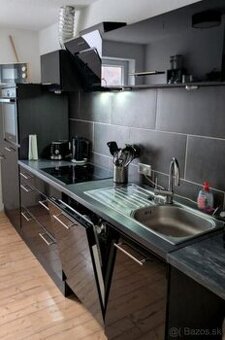 Moderní černá lesklá linka se spotřebiči,5804