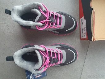 Úplne nové dievčenské turistické topánky Reebok 33