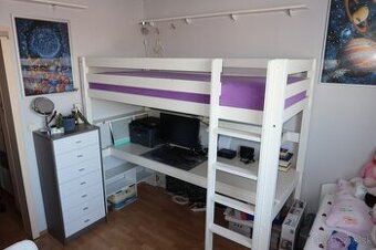 Vyvýšená posteľ so stolom