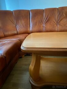 Kožená sedačka s dreveným stolíkom