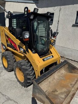 Caterpillar 226B2 so základnou lopatou.Výmením za nosič kont
