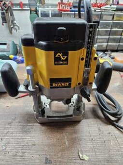 Fréza Dewalt DW625E
