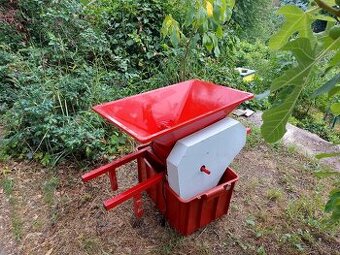 Mlynček na hrozno a ovocie; elektrický