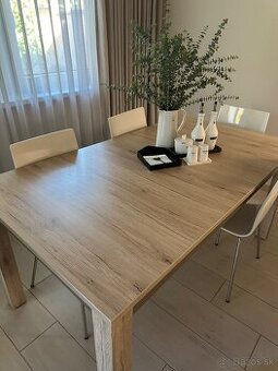 Jedálenský stôl + 4 stoličky zdarma