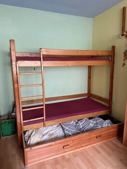 Poschodova postel s uloznym priestorom